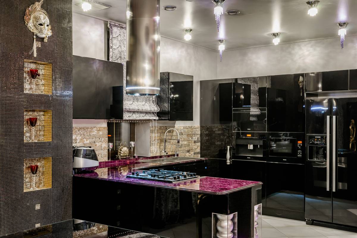 Mosaico Pietra Antiqua, faretti Masiero, calici Baccarat